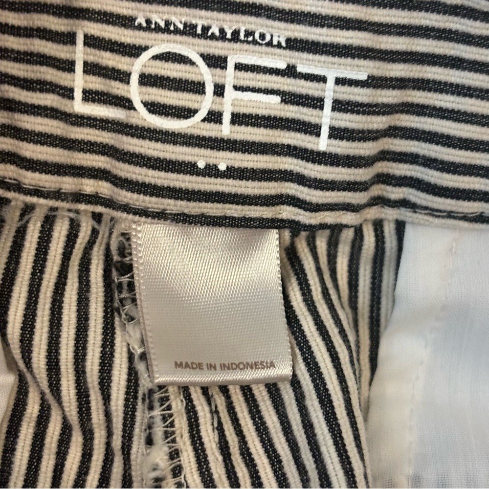 ❤️2/$15 or 3/$21❤️ Ann Taylor Loft Grey/White Seersucker Crop Pants, Size 14 - Picture 9 of 10